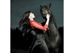 时尚美女与马匹